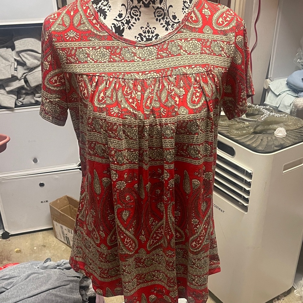 Women’s Red Paisley Short-Sleeve Tunic Top